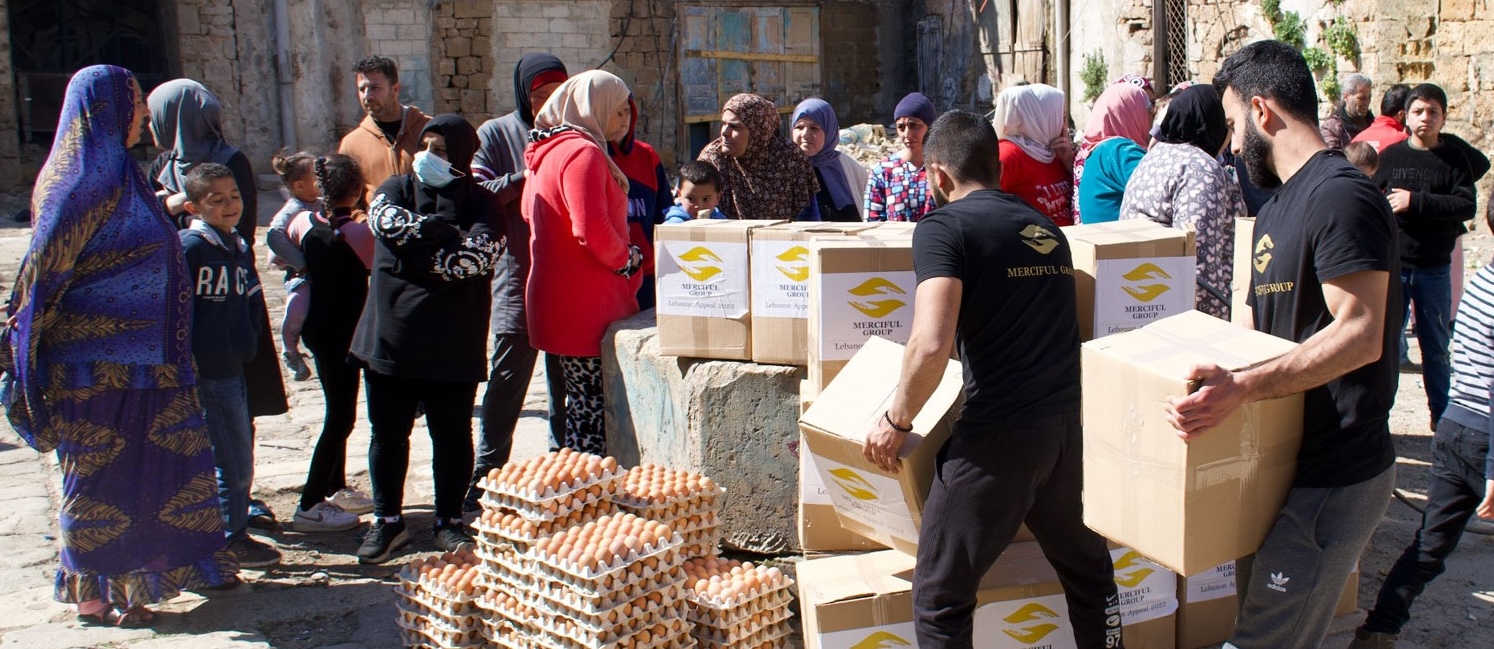 Food pack distribution for Lebanon